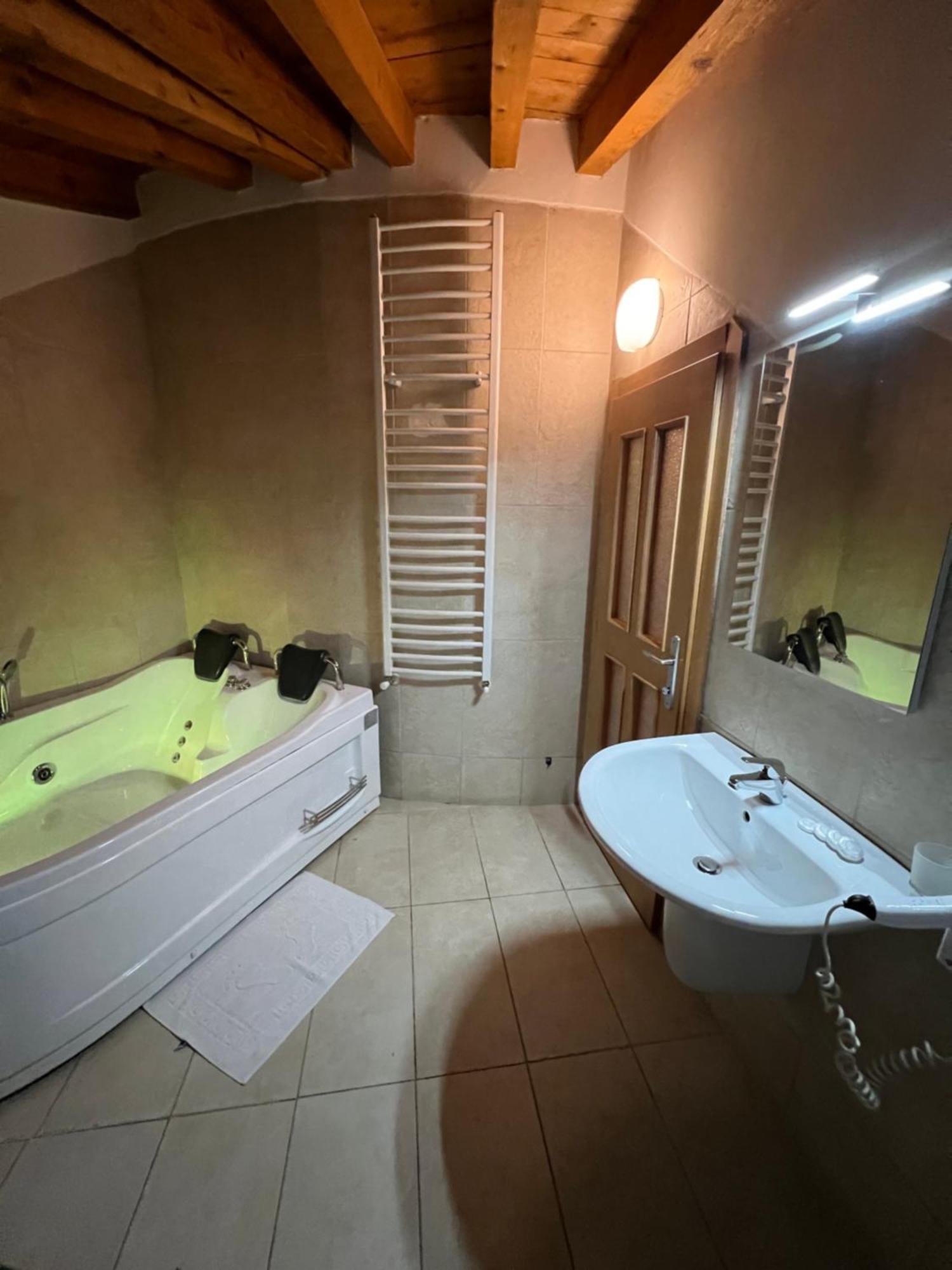 Kulla E Arte Hotel Razëm